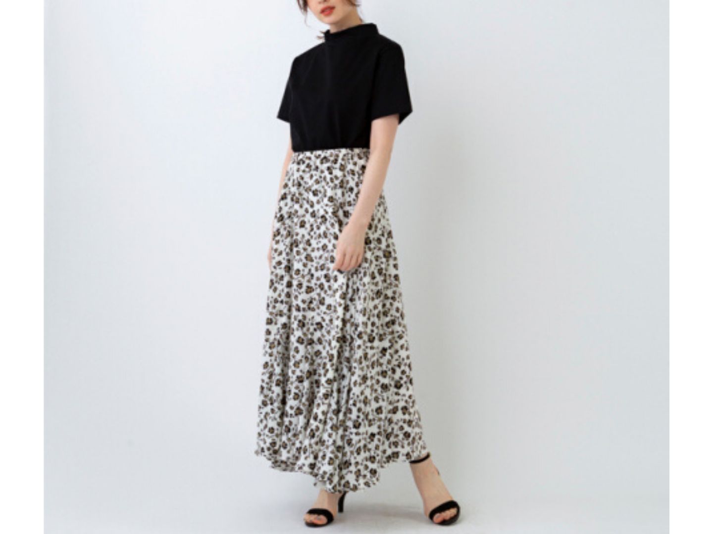 SONO「フラワープリントスカート」¥28,600「スタンドネック スクエアTシャツ」¥12,100