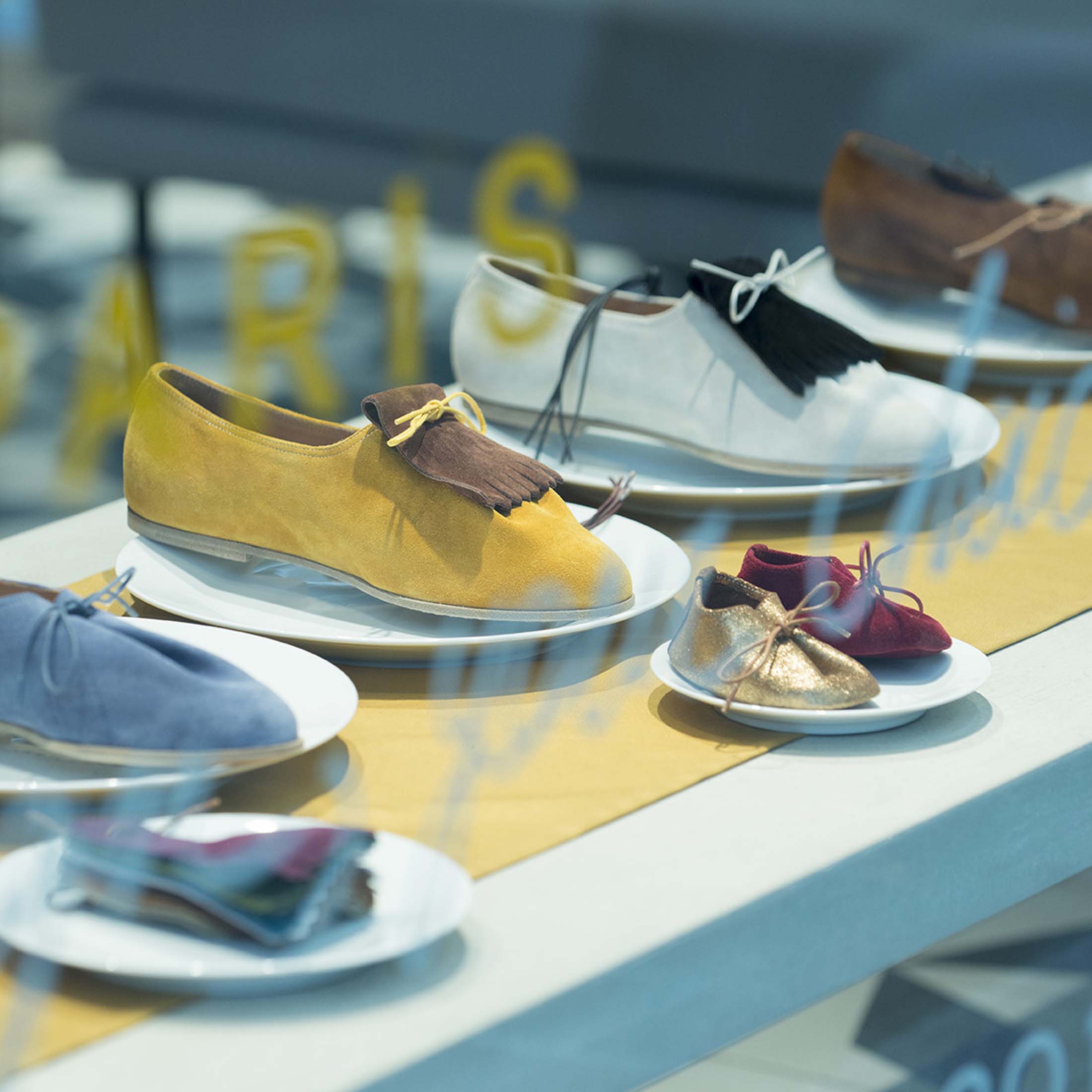 トランクショーを行ったトゥモローランド 丸の内店のディスプレイ。トランクショーではサイズほかアッパー素材やソールの仕様、そして付属のキルトやシューレースの色なども選んでオーダー可能だった。手前にディスプレイされているのはソロヴィエールのキッズシューズ。こちらもオーダーを受け付けていた。 ※パターンオーダー会は終了しています