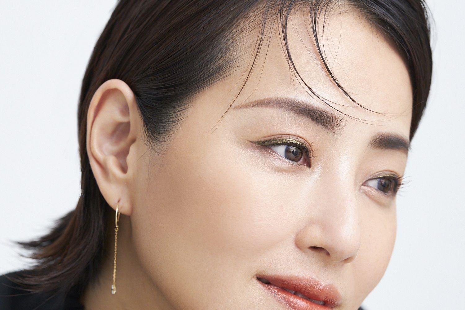 黒を引き算したアイメイクの女性に。