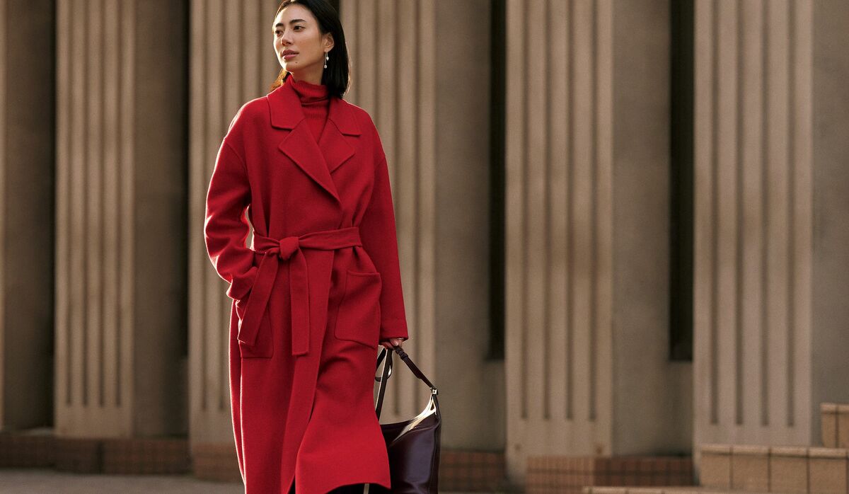 周囲まで明るく照らす「ファビアナ フィリッピ」のラップコート｜艶や