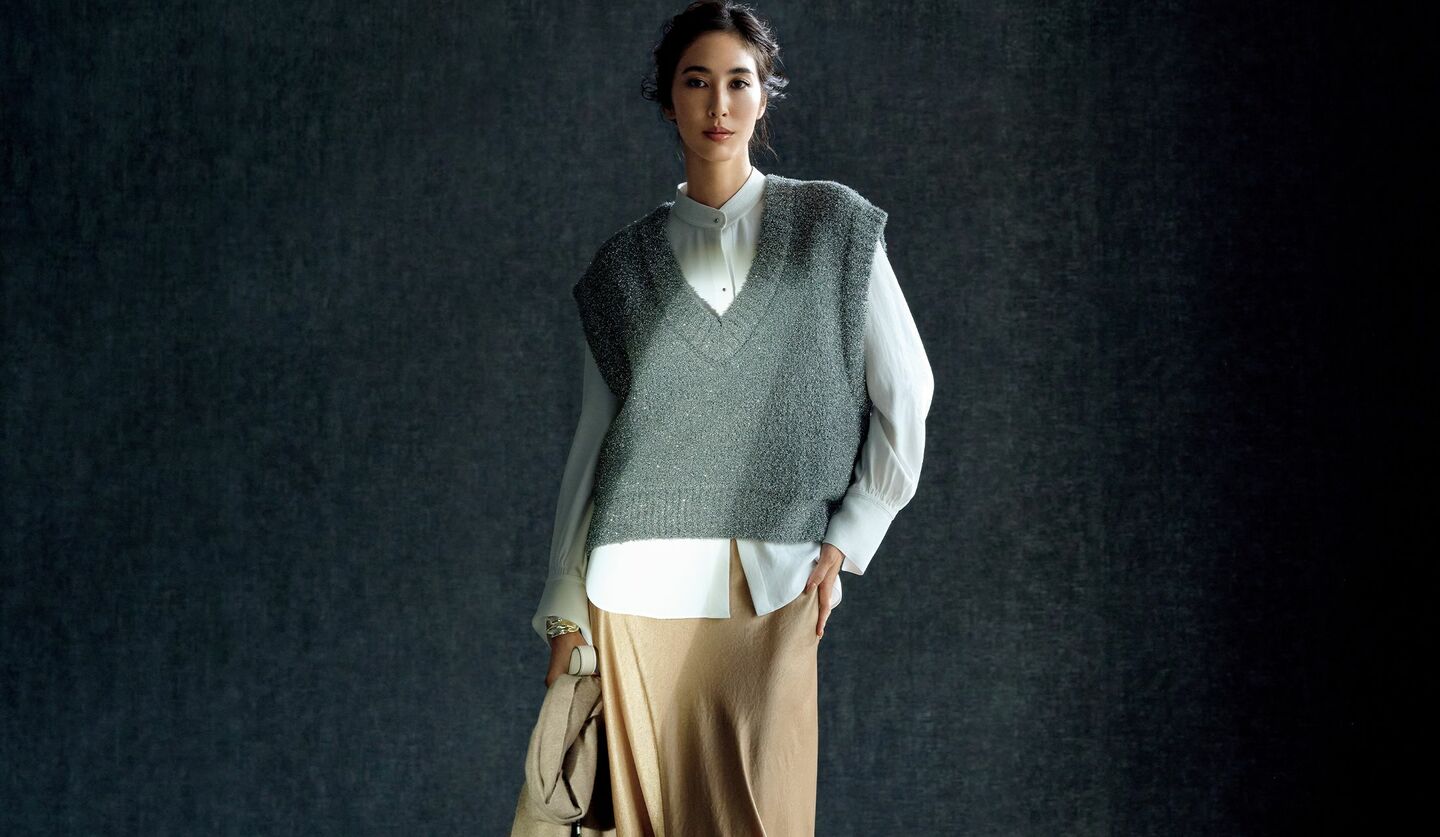 サテンブラウスにラメニットを重ねて着用したモデルの立野リカさん