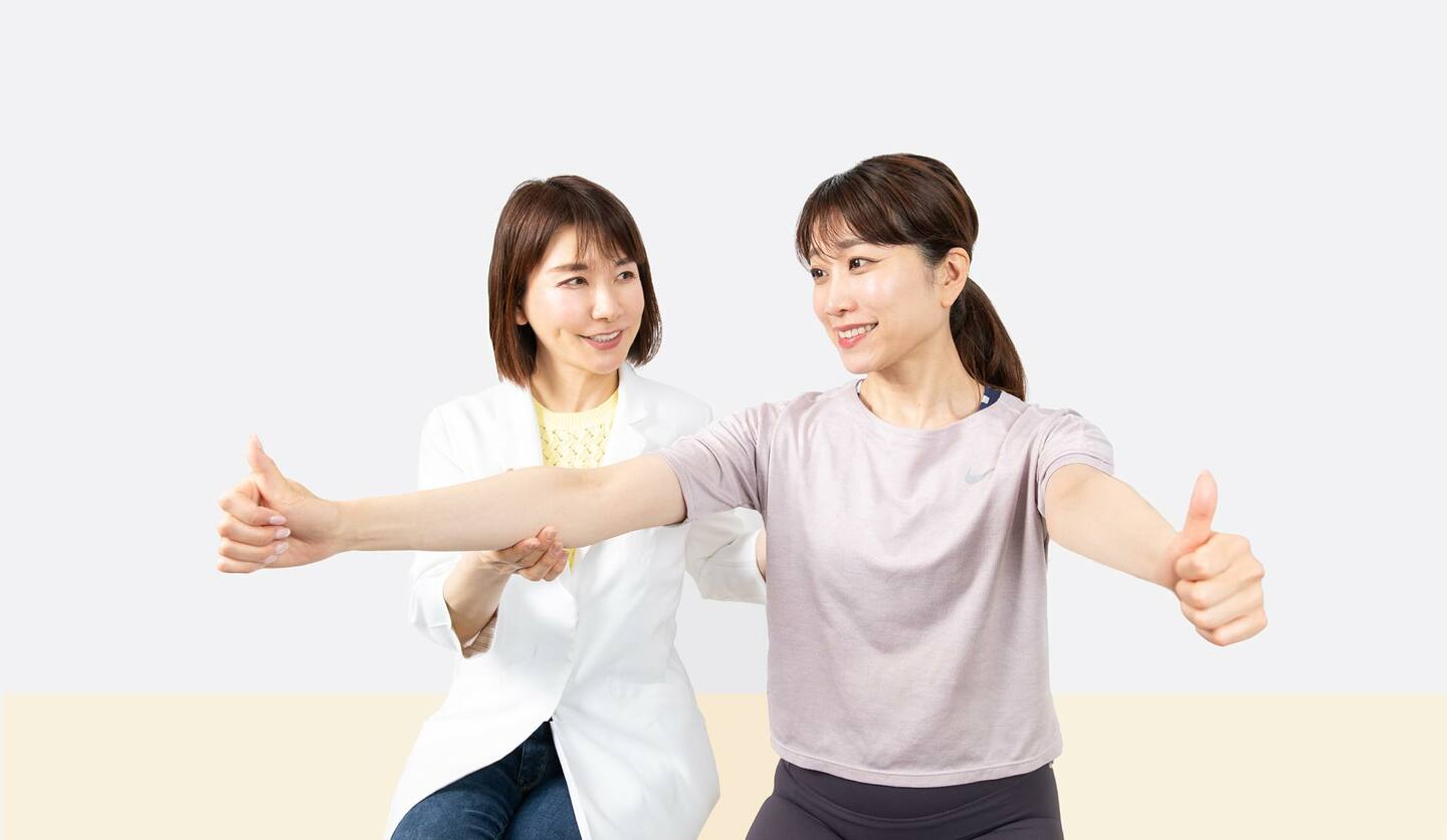 二人の女性　トレーニングの指導をしている