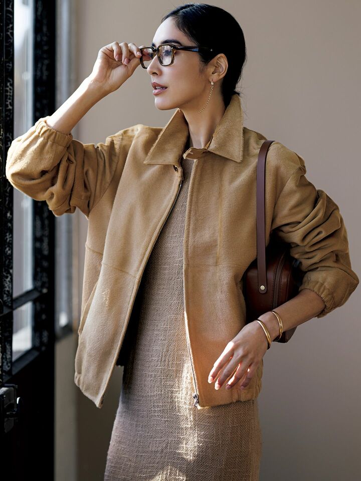 オーラリーのブルゾンを着用したモデルの立野リカさん