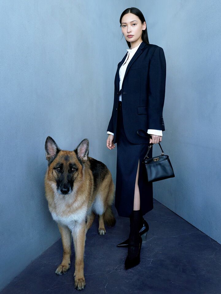 「フェンディ」のウエアを着用したモデルの大政絢さんと犬モデルのリヒト