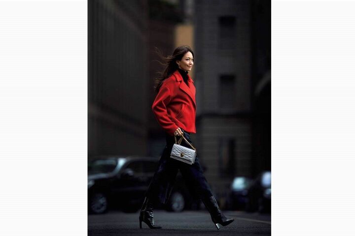 スカーチョ（ザ シークレットクロゼット六本木〈シクラス〉）、ジャケット（ショールーム リンクス〈セドリック シャルリエ〉）、ニット（Theory luxe）、ピアス（リンクス オブ ロンドン青山店）、リング［ホワイトアゲート］・［スモーキークオーツ］（アルテミス・ジョイエリ）、バッグ（バリー 銀座店）、靴（アッシュ・ペー・フランス〈ミッシェル・ヴィヴィアン〉）