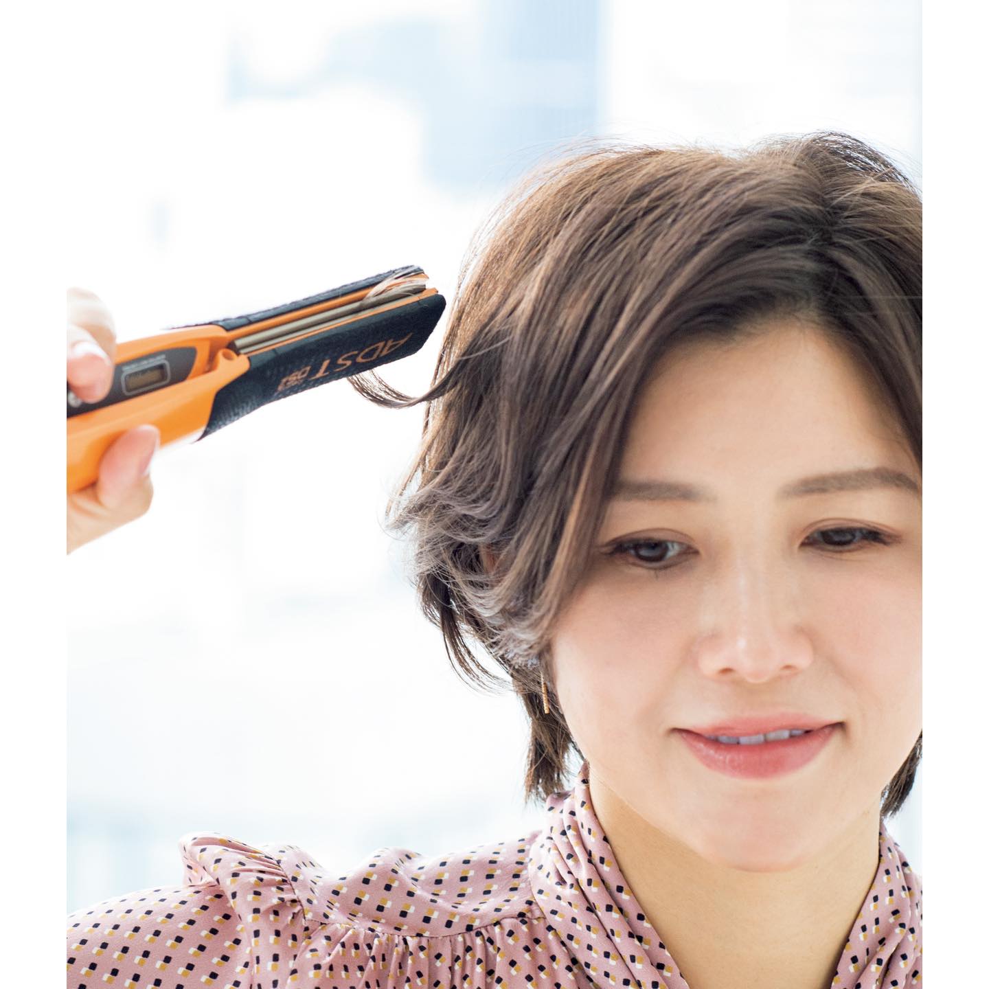 カールアイロンよりも火傷のリスクが少ないストレートアイロン。挟んだら止めることなく毛先に向けてアイロンを滑らせるのがコツ。
