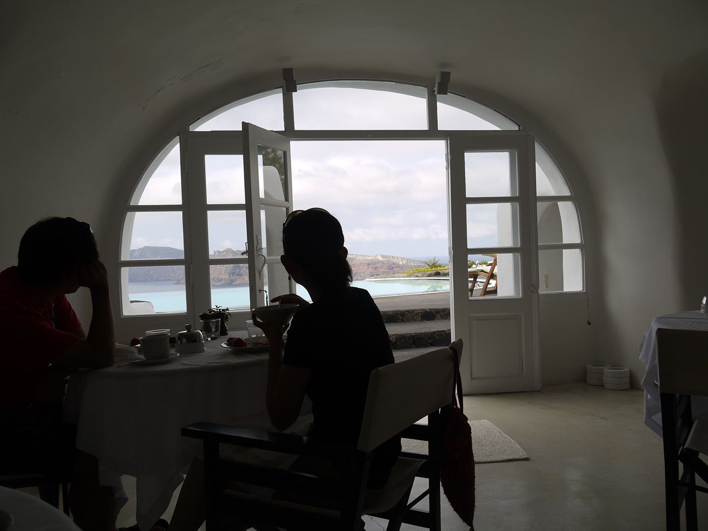 レストランで朝食をいただきながら、眺めるエーゲ海。ごきげんです