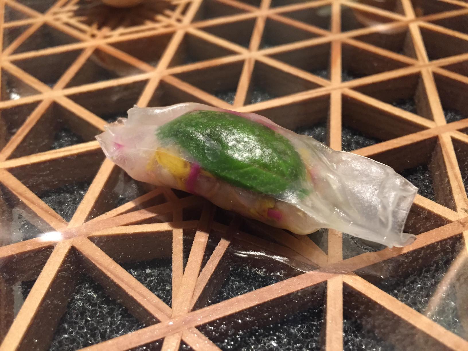 同じく「八寸」から3センチ程度の極小フィンガーフード「ライスペーパー、食用菊、切り干し大根のザワークラウト」