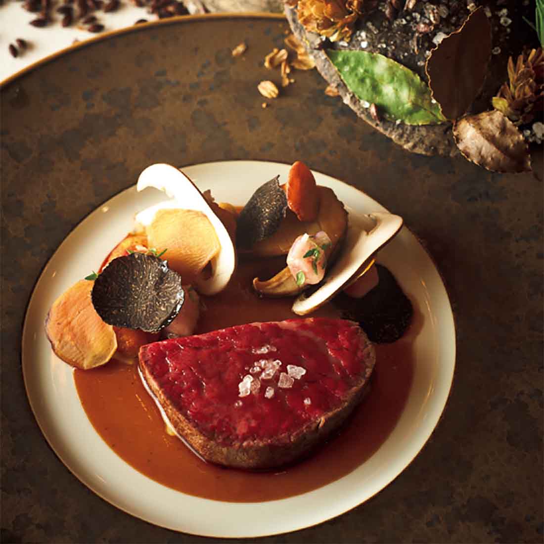 「牛ヒレ肉のモルト香らせた塩釜のロースト」。ジェントルマンをイメージして仕上げた、杉本雄の特別なひと皿。※参考メニューで、以前のイベントで提供された一品。