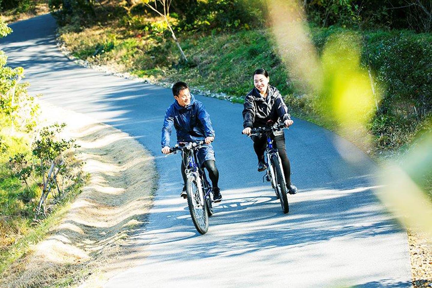 サイクリングで駆け抜ける「志摩の丘と海」2名¥60,000より(税・サ込)※写真は敷地内でのサイクリングの様子