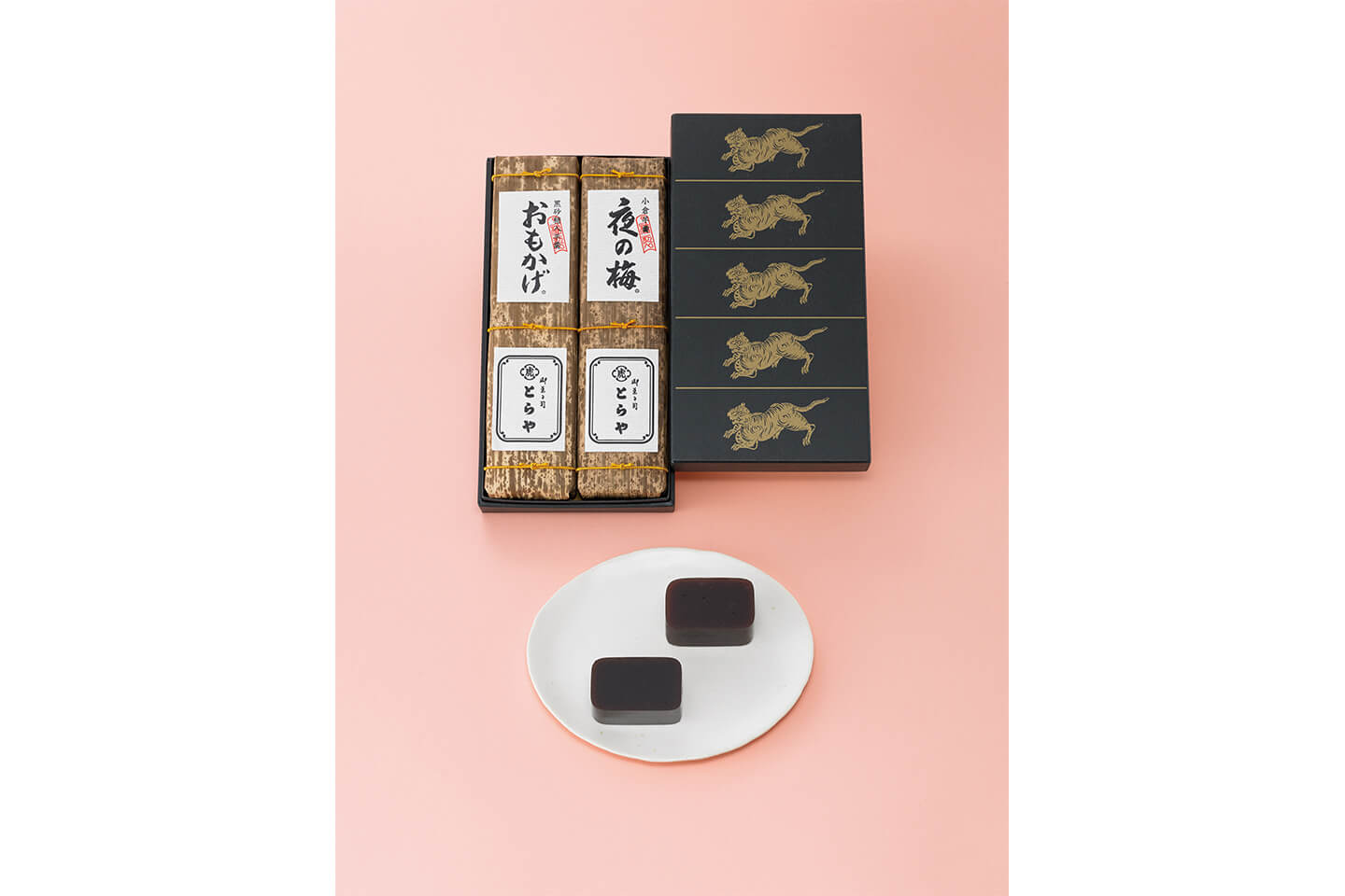 とらや 竹皮包羊羹 2本入。小倉羊羹『夜の梅』、黒砂糖入羊羹『おもかげ』。6,264円(税込)。大切な人に送りたい手土産として根強い人気のとらやの羊羹