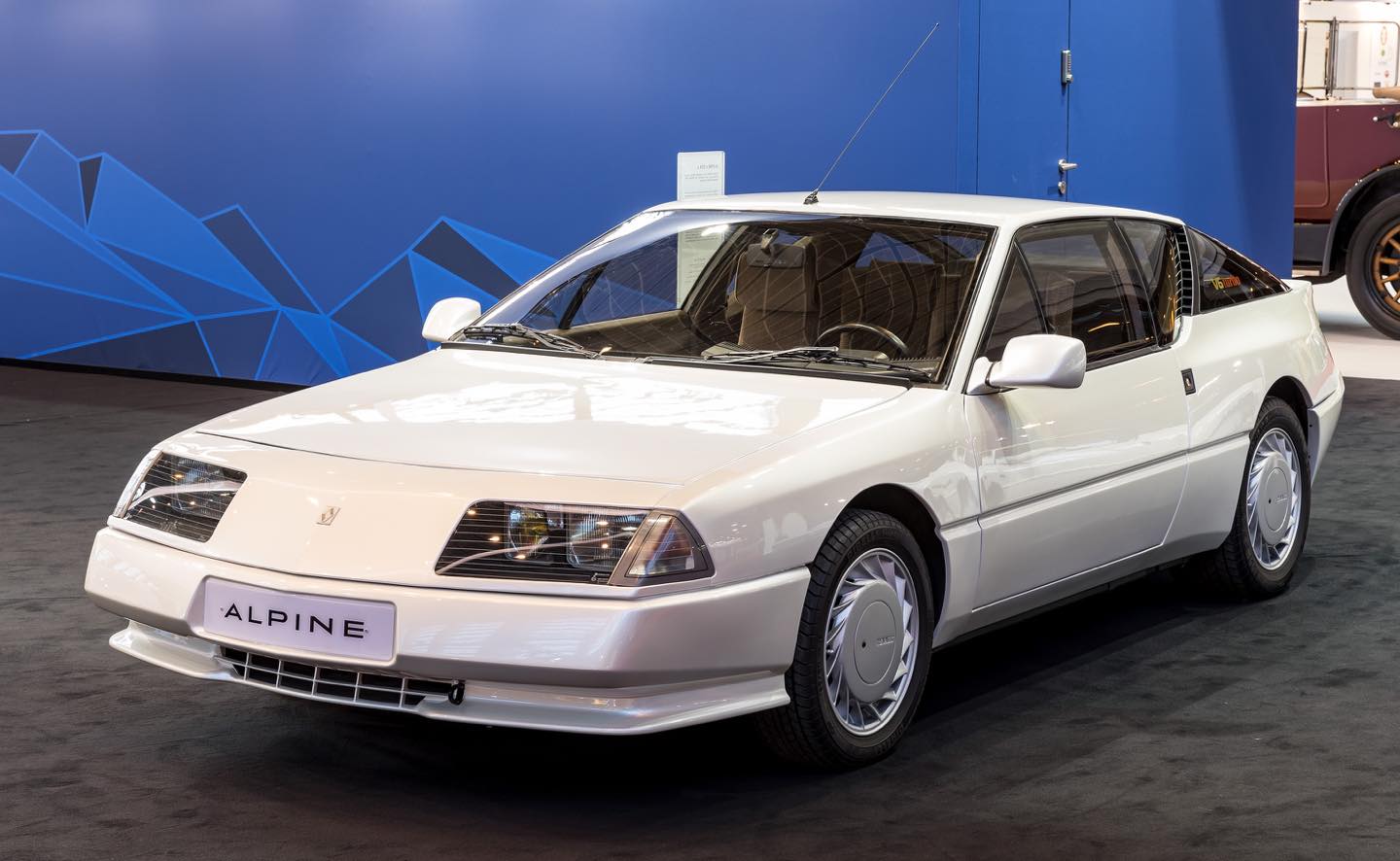 80年代らしく直線的なラインを盛り込んだ「V6ターボ」(1984〜1991年)。
