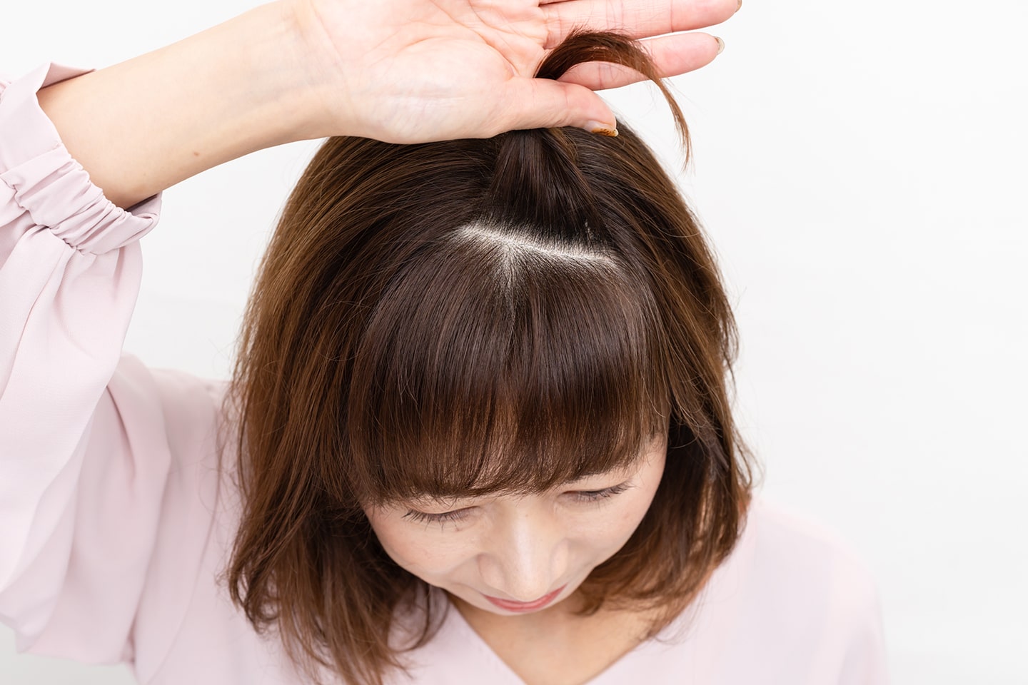 右分けにするなら右上がり、左分けなら左上がりのラインをとる。