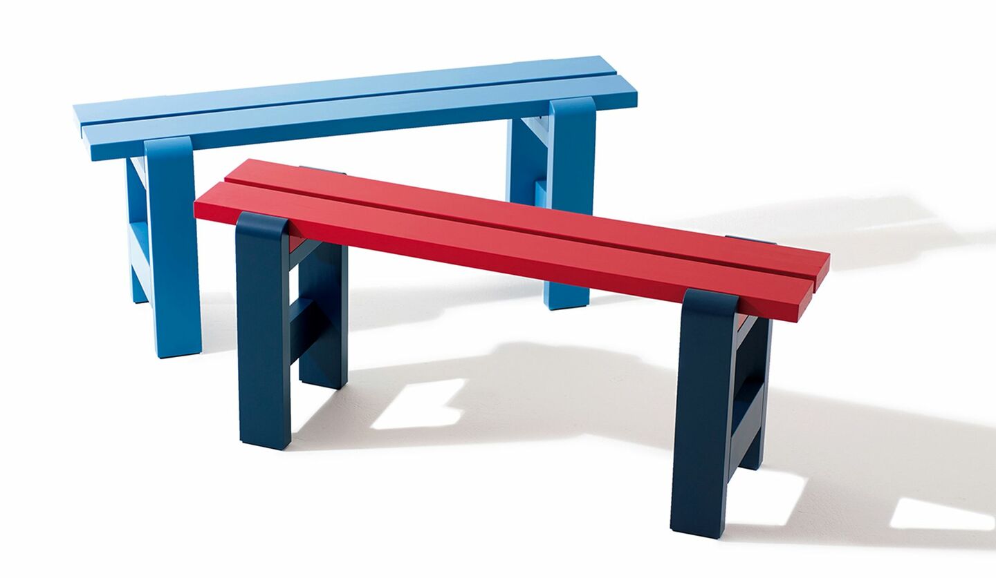 「ヘイ」赤と青のベンチの写真