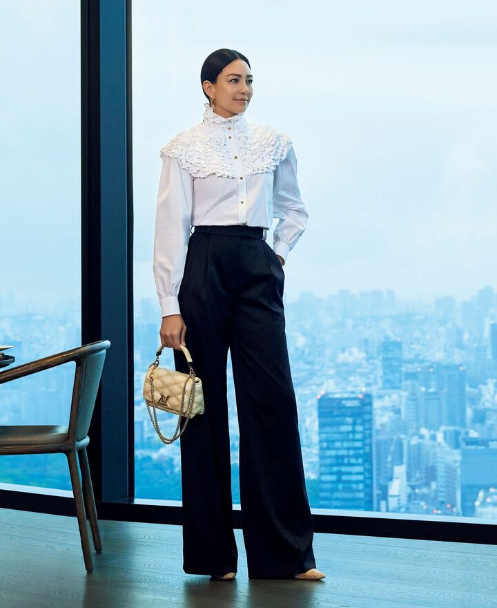 ルイ・ヴィトンのウエアを着用したモデルのRINAさん