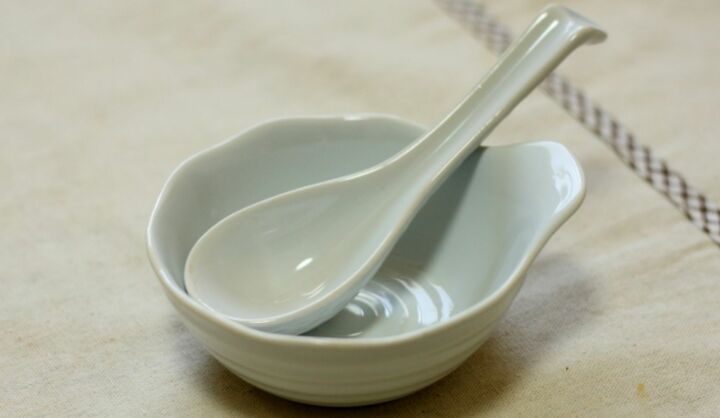 画像のちりれんげの下にある、持ち手のついた小鉢状の食器の名称です。