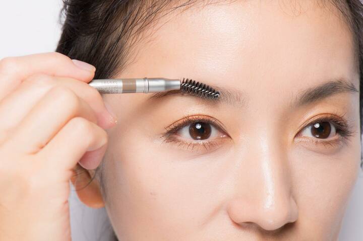 眉頭から眉山までは上向きに、眉山から眉尻にかけては横向きにブラシを動して。