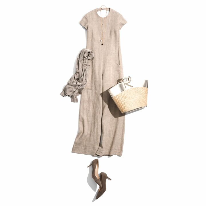 コンビネゾン￥85,000（マディソンブルー）　カーディガン￥31,000（スローン）　バッグ￥359,000（ロジェ・ヴィヴィエ・ジャパン）　靴￥99,000（ブルーベル・ジャパン≪マノロ ブラニク≫）ペンダント／右から『ポセション』［PG×ダイヤモンド×オニキス］￥184,000・『ポセション』［PG×ダイヤモンド×ホワイトカルセドニー］￥720,000・『ポセション』［PG×ダイヤモンド×オニキス］￥460,000・（ピアジェ）