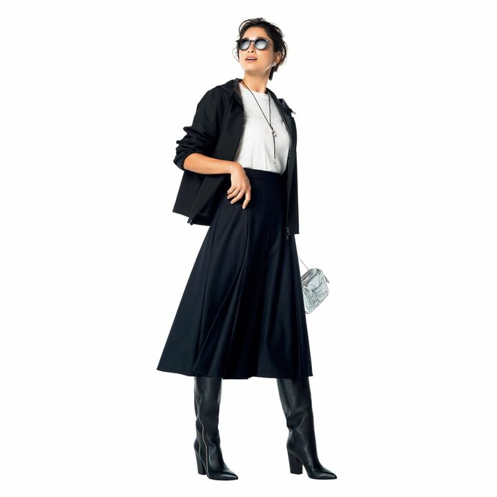 パンツ￥32,000（MOGA）、ブーツ［ヒール9㎝］￥200,000（セルジオ ロッシ）、ブルゾン￥46,000（グルッポタナカ〈リビアナ コンティ〉））、 Tシャツ￥8,800（スローン）、 バッグ￥98,000（ピエール アルディ 東京）、ピアス￥41,000・ネックレス￥59,000（ホアキン・ベラオ）、サングラス￥48,000（アイヴァン 7285 トウキョウ）