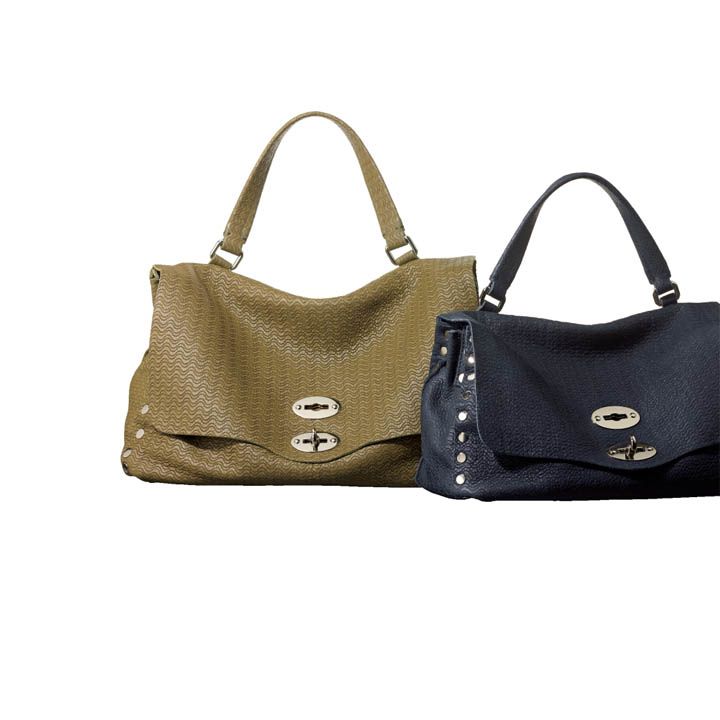 左から／オリーブの『ポスティーナ M アルケ』［縦23×横36×マチ17㎝］￥120,000・ダークネイビーの『ポスティーナ S アルケ』［縦19×横29×マチ15㎝］￥110,000［ともにショルダーストラップ付き］（アマン〈ザネラート〉）　[Precious2018年5月号224ページ] 　小池紀行（パイルドライバー）