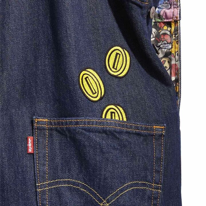 ポケットから覗くコインのモチーフは、SUPER MARIO™️には欠かせないファクターのひとつ。