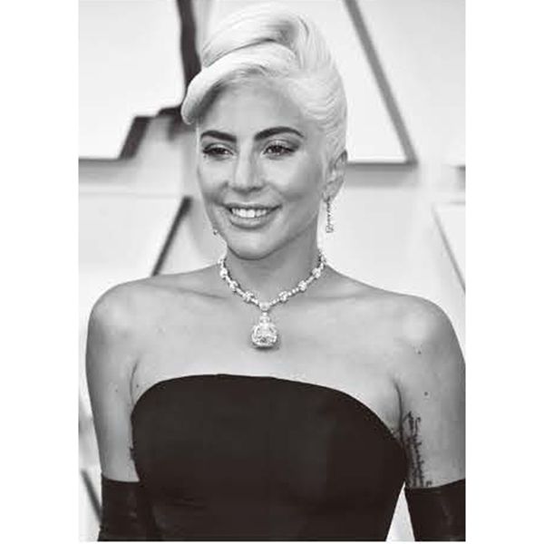 今年のアカデミー賞授賞式でレディー・ガガが纏った、ティファニーの伝説的なヘリテージ「ティファニーダイヤモンド」。82面を超えるファセットをもつ128.54カラットの華麗なクッションカットのイエローダイヤモンドは圧巻の輝き。Courtesy Tiffany & Co.