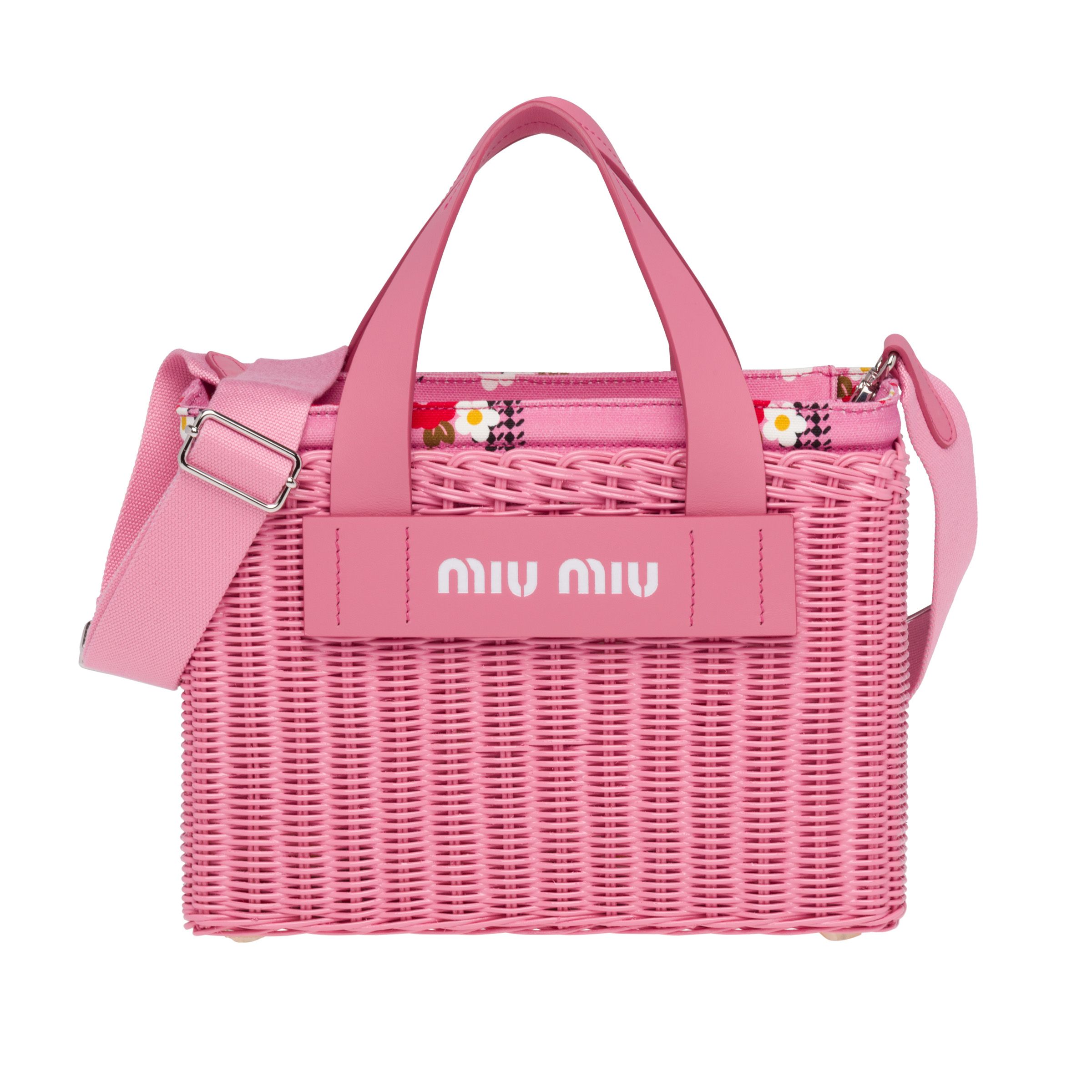 フラワープリントと好マッチングなピンク。【縦18cm×横26cm×マチ11.5cm】¥152,000(ミュウミュウ クライアントサービス〈ミュウミュウ〉)