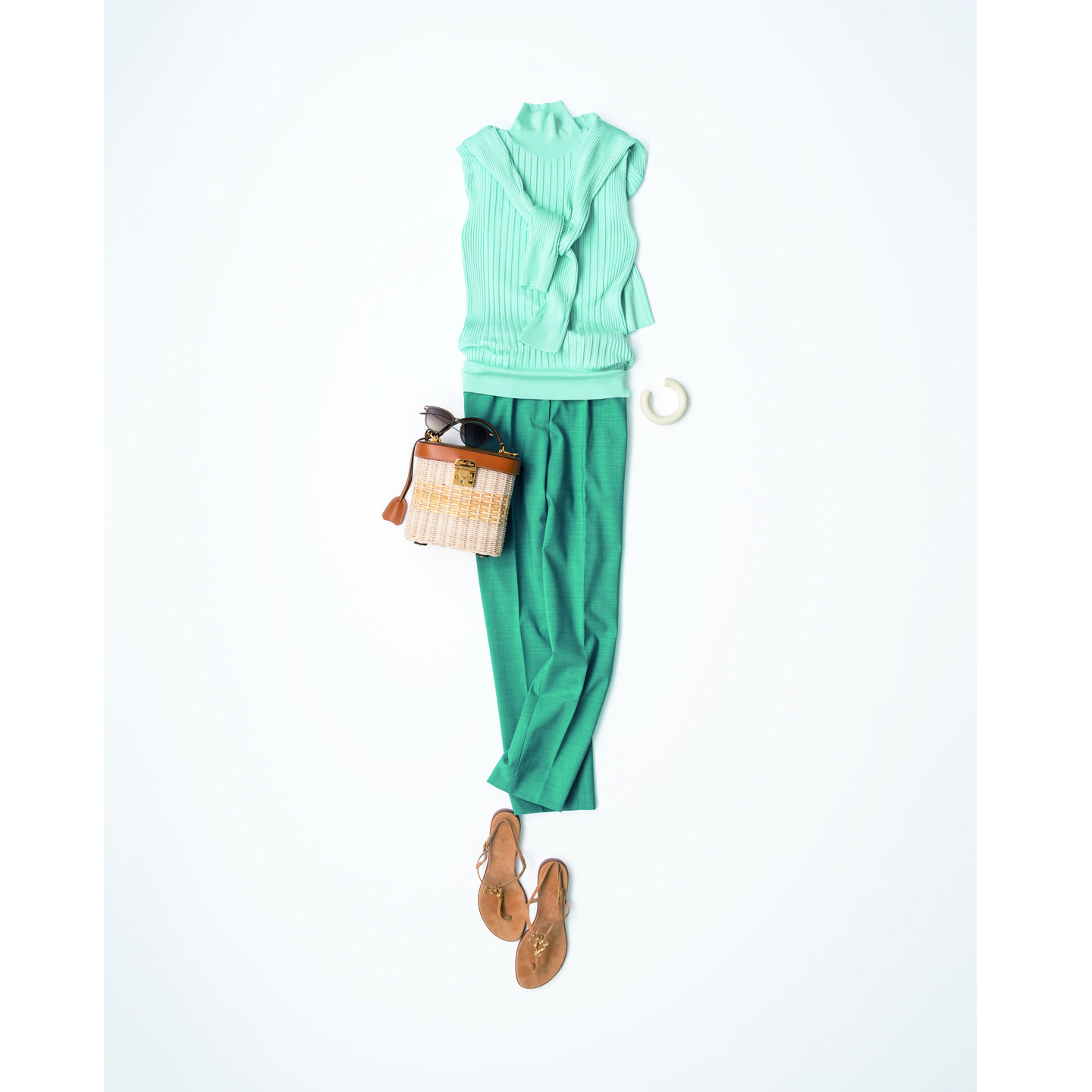 スティックパンツ¥38,000(トレメッツォ〈ピーティートリノウーマン〉) サンダル¥33,000(アマン〈イル サンダロ オブ カプリ〉) カーディガン¥63,000・ニット¥38,000(ストラスブルゴ〈クルチアーニ〉) サングラス¥36,000(アイヴァン PR) バングル¥36,000(エストネーション〈アンコモン マターズ〉) バッグ¥359,000(ブルーベル・ジャパン〈マーク クロス〉)