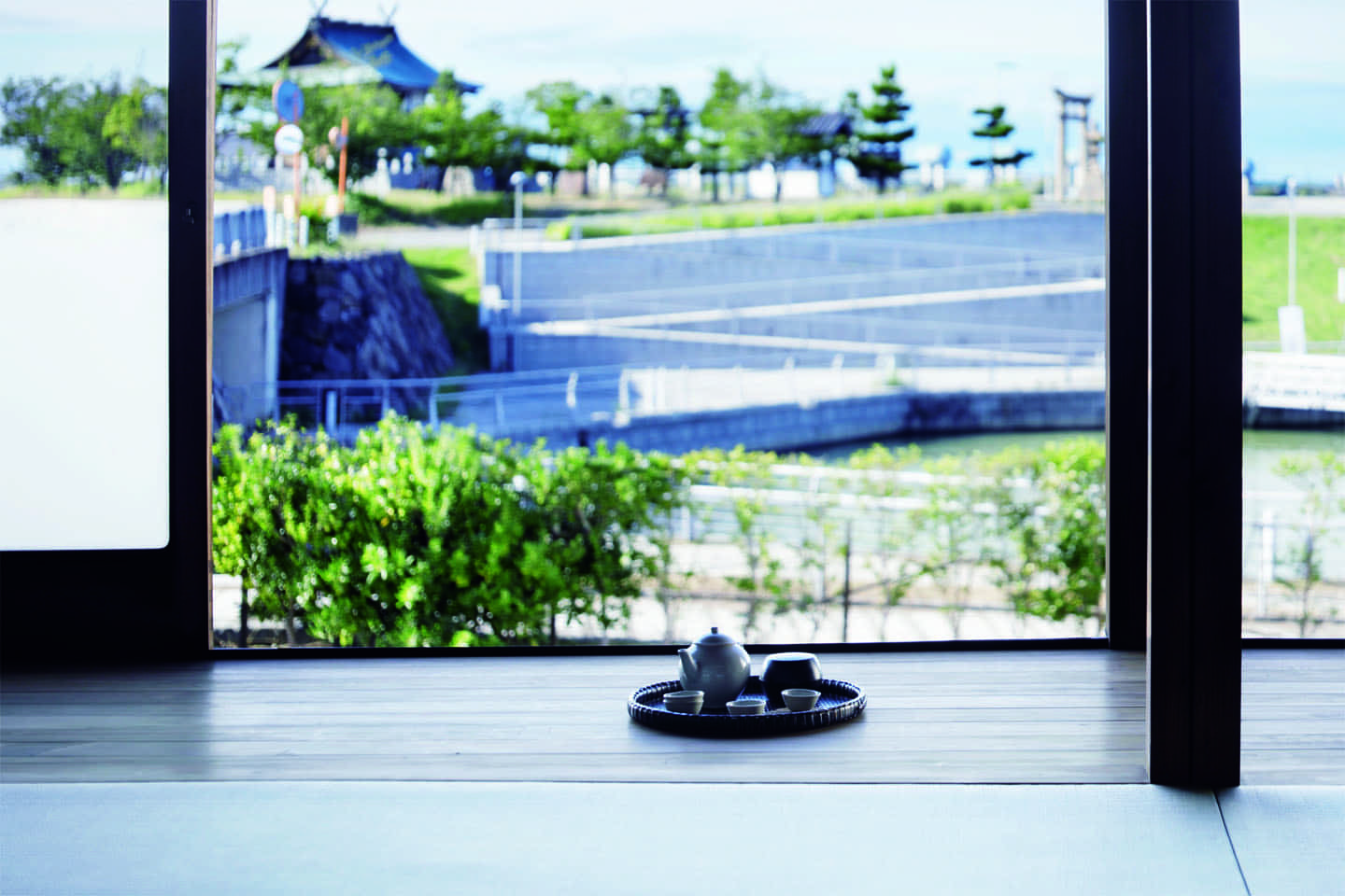 大広間からは揖い斐び川と住吉神社を望む。カップ類は三重県出身の陶芸作家・内田鋼一氏のもの
