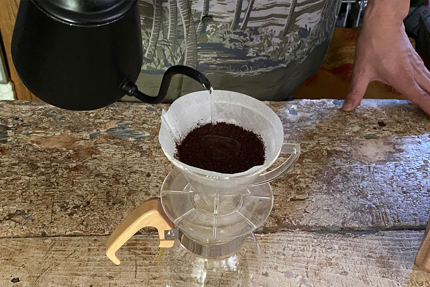 お湯を注ぎ始める
