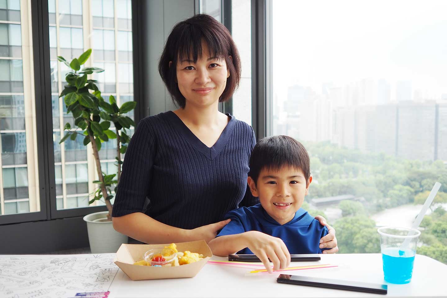 取材日は、社員の家族や友人をオフィスでもてなすファミリーデー。丸澤さんも9歳の息子さんと参加。