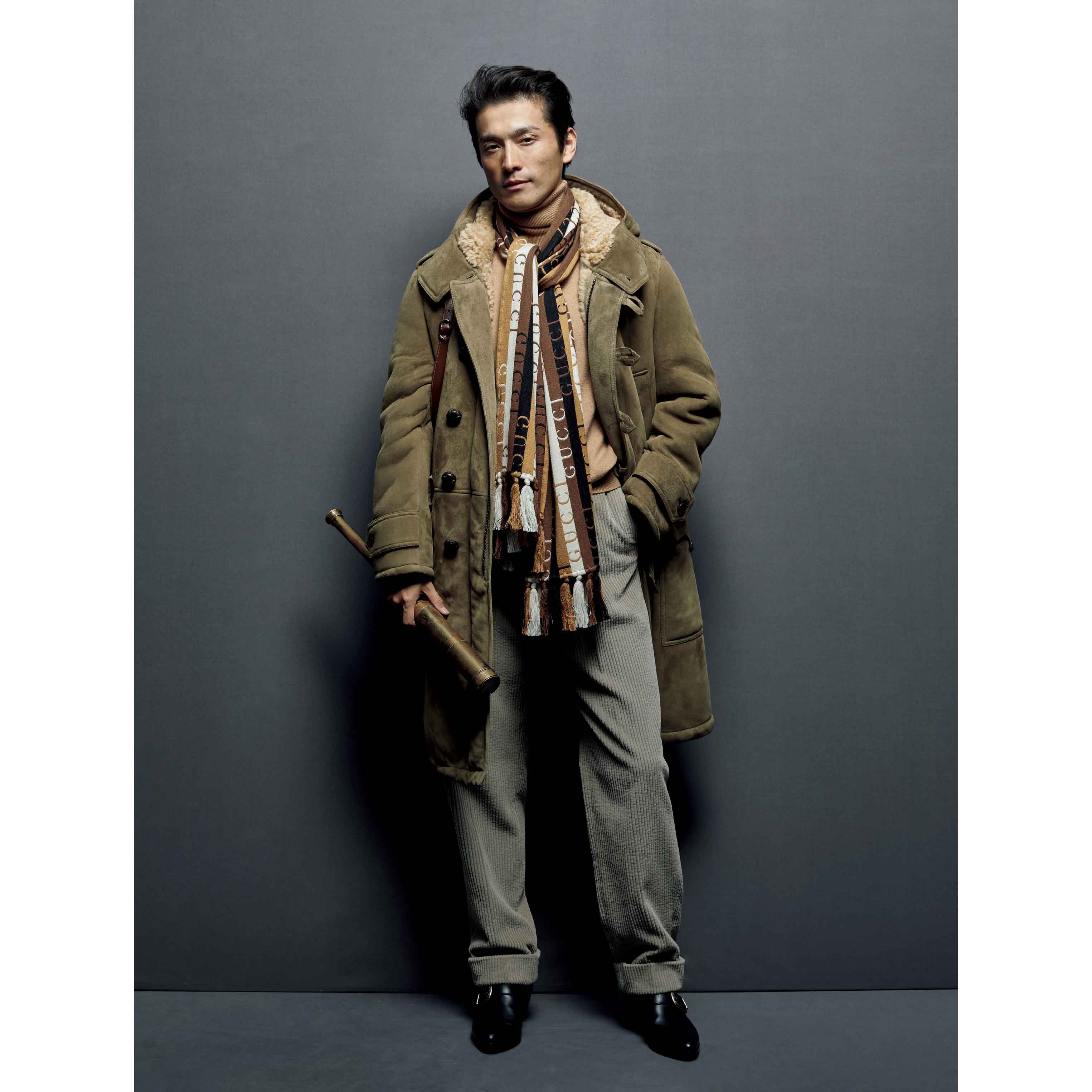 コート¥850,000•ニット¥140,000•パンツ¥120,000•マフラー¥49,000•靴¥163,000(グッチ ジャパン)