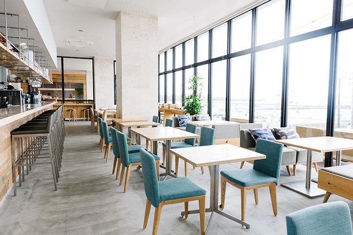 美しい海をそばに感じながら食事が楽しめる「LOCUS TABLE」