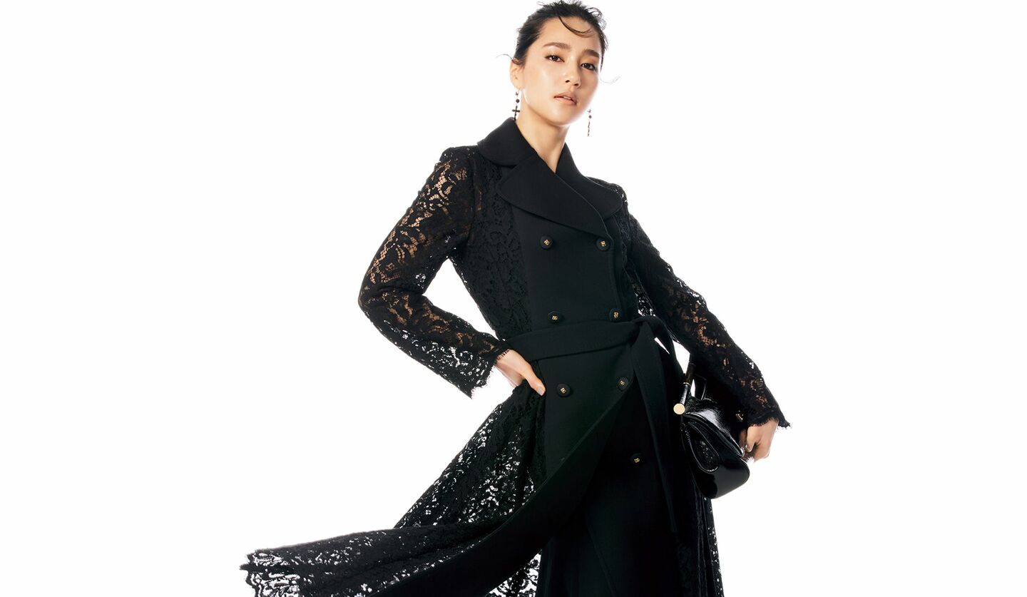 「ドルチェ＆ガッバーナ」の黒トレンチコートを着たAtsukoさん