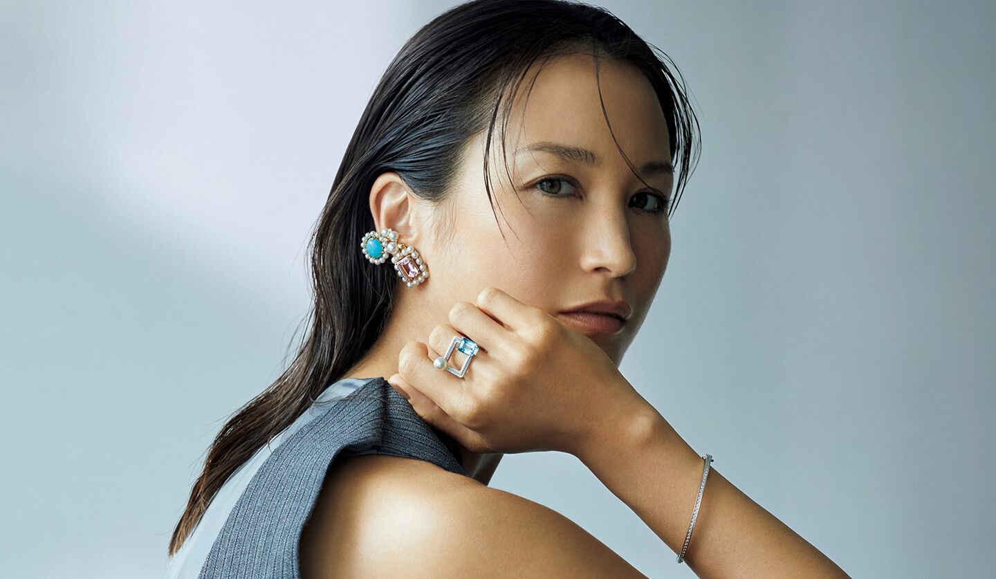 TASAKIの真珠やターコイズのジュエリーにメンズライクなジレを着たモデル黒田エイミさんの写真