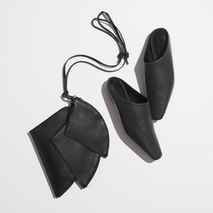 ［左から］バッグ￥89,000（ヨウジヤマモト プレスルーム〈ディスコード ヨウジヤマモト〉） 靴￥39,000（アマン〈アンスクリア〉）