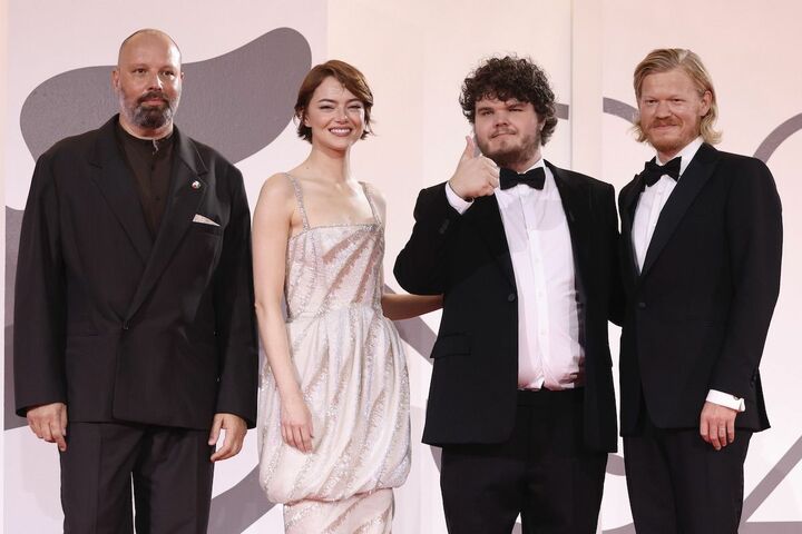 左から監督のヨルゴス・ランティモス、エイダン・デルビス、ジェシー・プレモンスと。