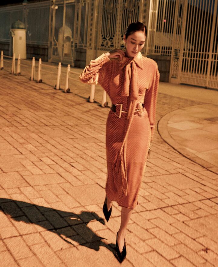 「グッチ」のウエアを纏ったモデルの立野リカさん