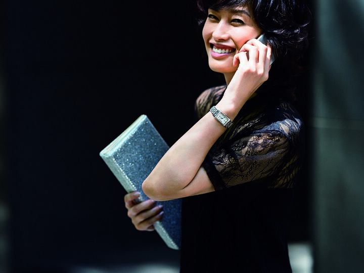 バッグ ¥121,000（JIMMY CHOO） インナー／スタイリスト私物　時計『レベルソ・ワン』[ケース:SS×ダイヤモンド ケース径:縦40.1×横20mm ブレスレット:SS クオーツ] ¥680,000（ジャガー・ルクルト）