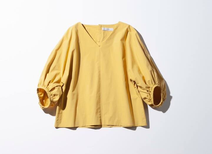 バックにはくるみボタンがあしらわれ、大人のかわいさが感じられる。ブラウス¥24,000