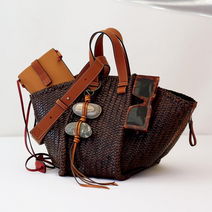 バッグ「ハンモック」￥343,000【縦29×横25×マチ32cm】・斜めがけできるストラップの付いたショルダーポーチ￥87,000・ハンドクラフトのストーン・チャーム￥40,000・サングラス￥39,000（ロエベ）　［Precious2019年8月号81ページ］