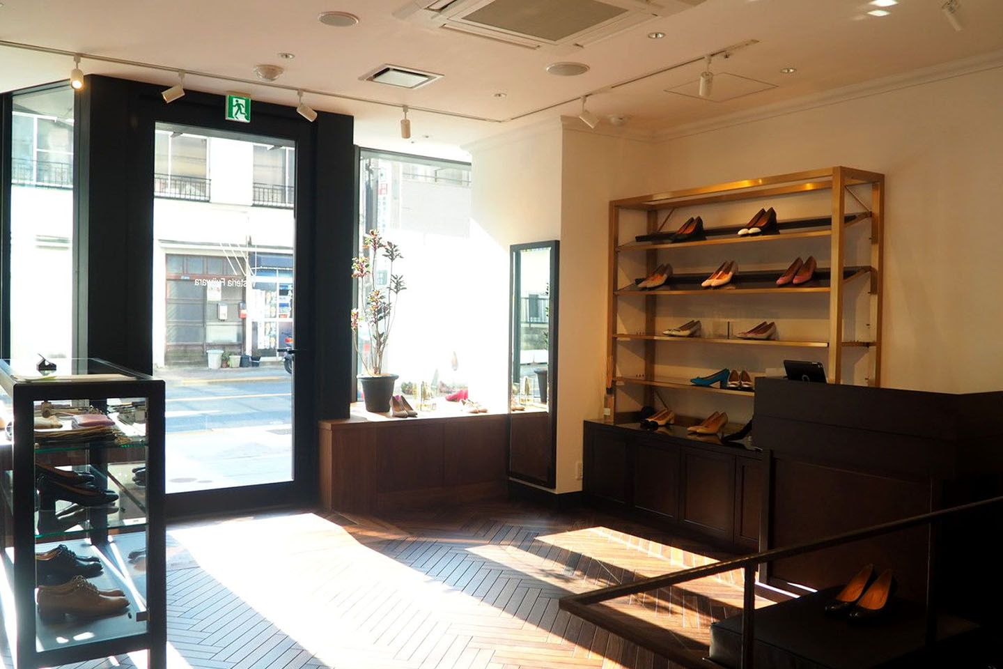 自然光がきれいに入る明るい店内