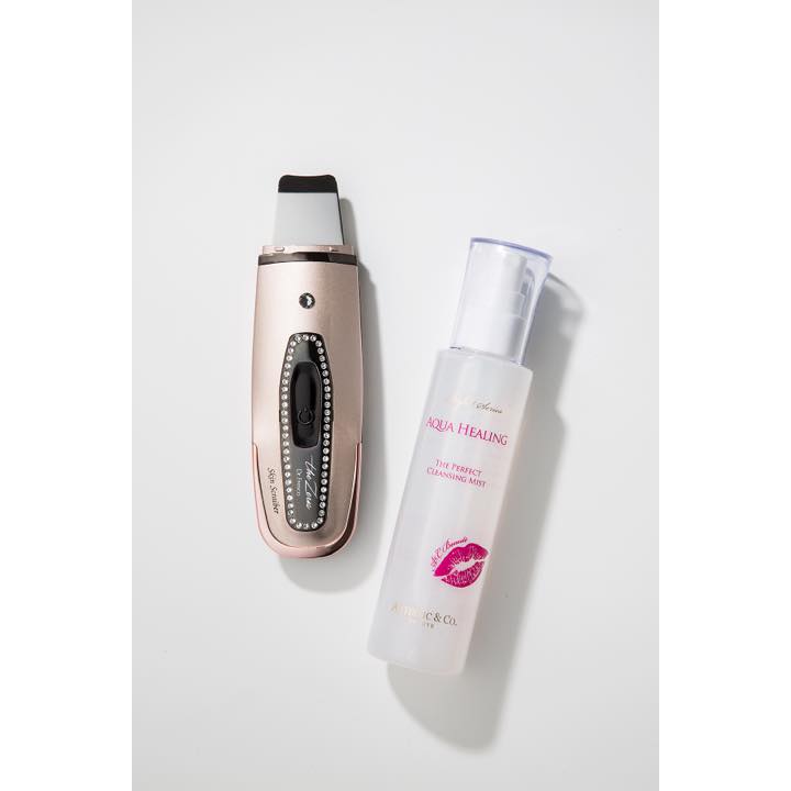 左/「ドクター フレスコ ザ ゼウス」¥49,800 右/肌に負担をかけることなく毛穴ケアができる。アクアヒーリング(スキンローション) 150ml ¥4,800