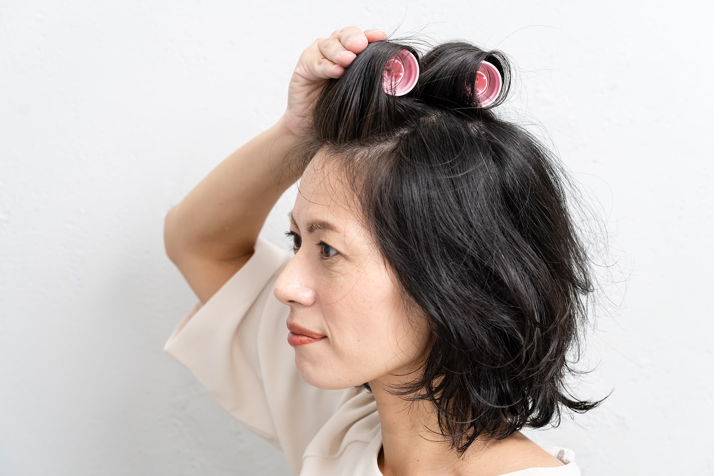 どちらも根元を立ち上げながら後ろ向きに巻き、10秒ほどそのままキープ。