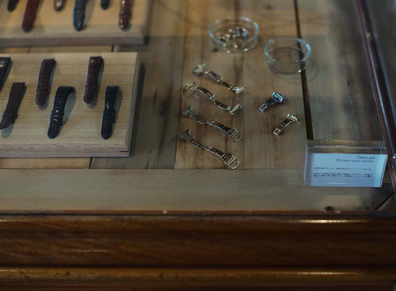 豊富なパーツ類。タンク用の革ベルトも豊富なのが嬉しい。
