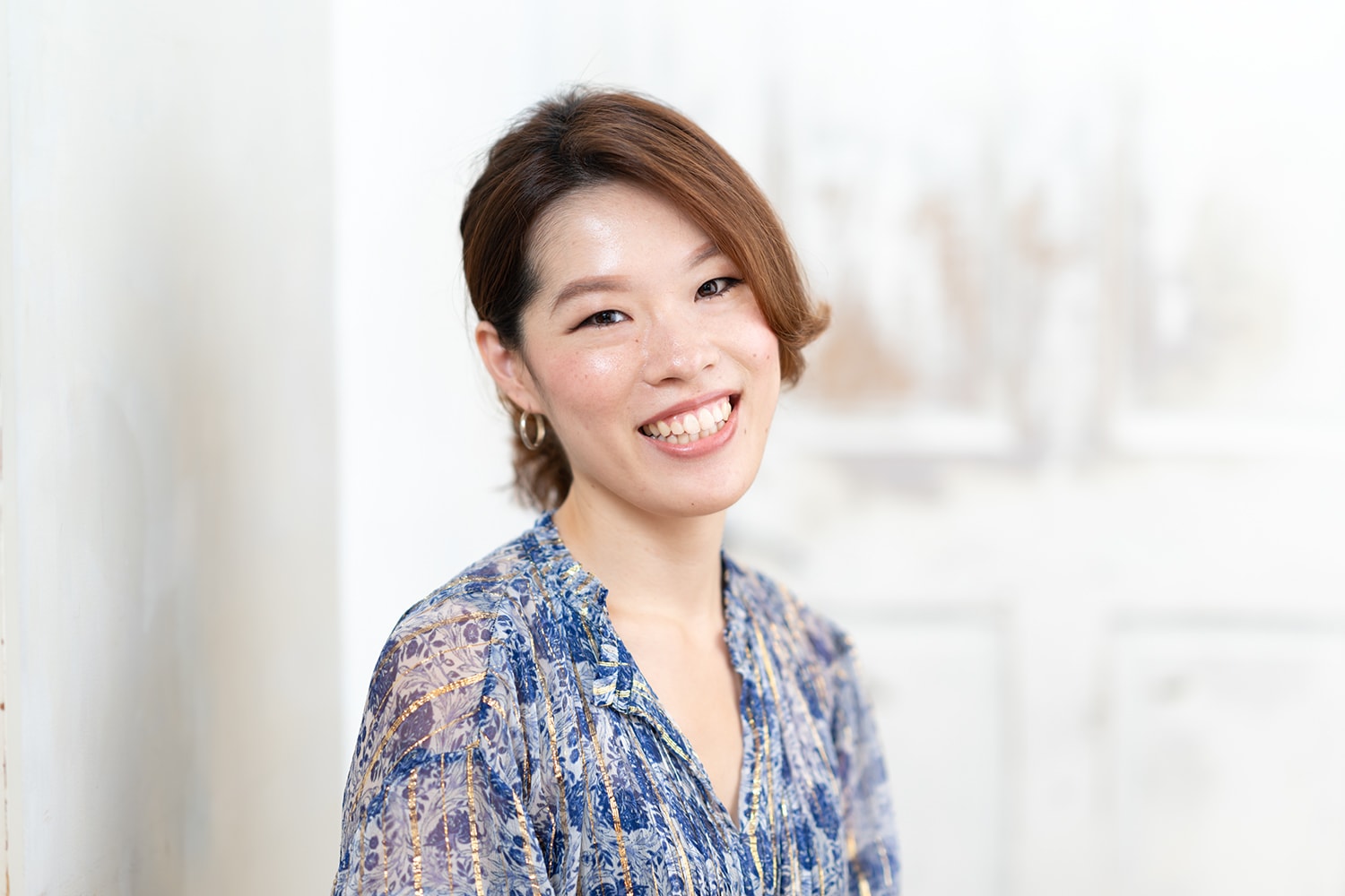 MAGNOLiA Aoyama店・デザイナーのCHINATSUさん。趣味は海外ひとり旅と英会話。「10年間で15か国行きました。印象に残っているのはスコットランドのエジンバラ。日本で言うところの京都のような、歴史のある街並みが気に入っています」