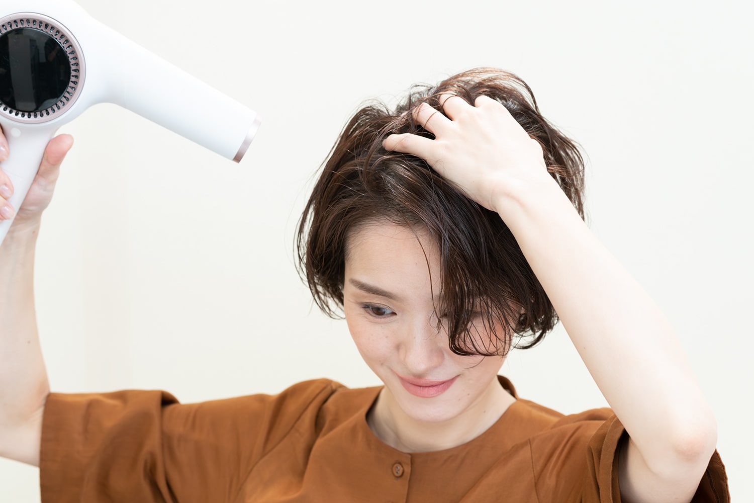 指の腹で色々な方向に地肌を擦って乾かすのがポイント。