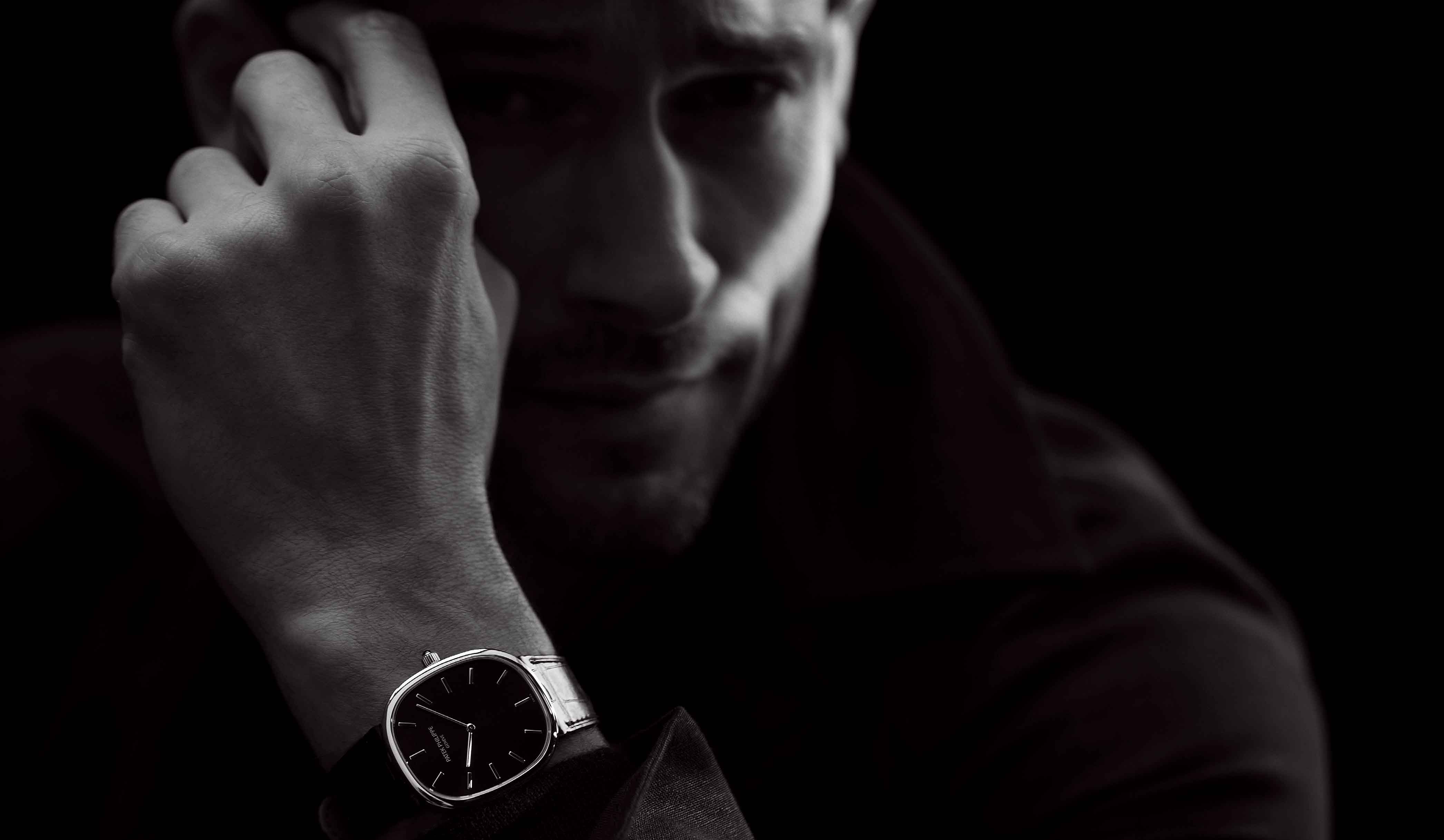 パテックフィリップの時計を身につけた男性モデル