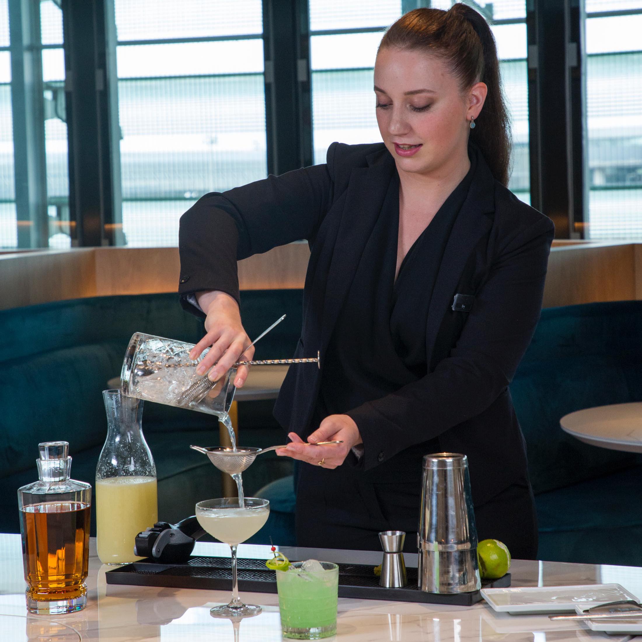 ランカスター パリの女性チーフバーテンダー。エールフランス航空ビジネスラウンジバー、ル・バルコンにて。