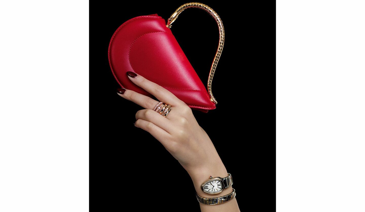カルティエのバッグ『C ドゥ カルティエ』を持った手元。手元には指輪や時計、ブレスレット